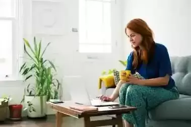 mulher ao computador numa consulta online de psicologia