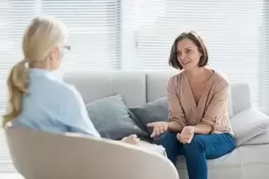 mulheres numa consulta de psicoterapia