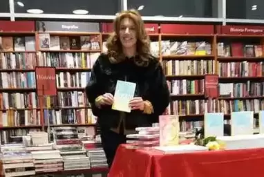 sara cardoso apresenta livro numa livraria